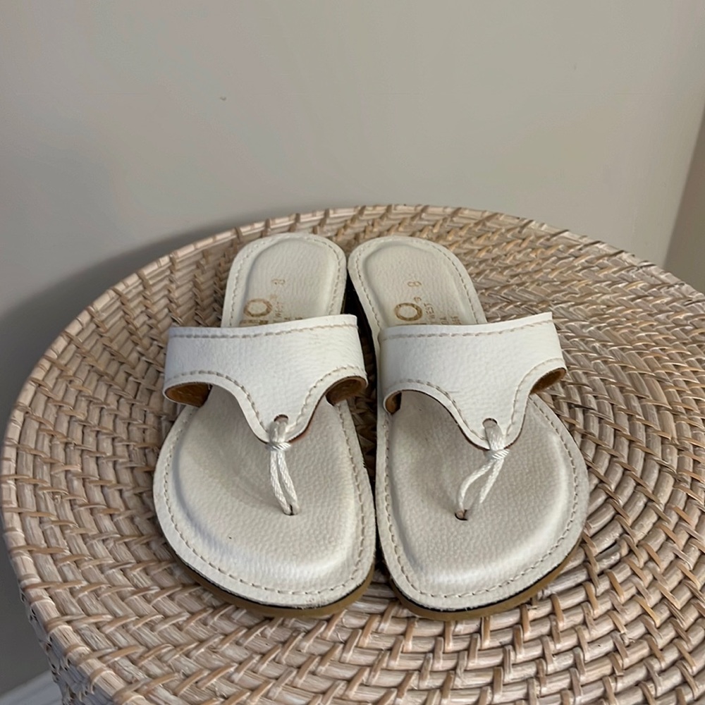 Kino white leather flip flops - Like New - made in Key West - size 8